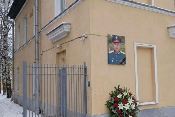 Скорбим безвозвратной утрате»: похоронный портрет генерала как приговор от своих